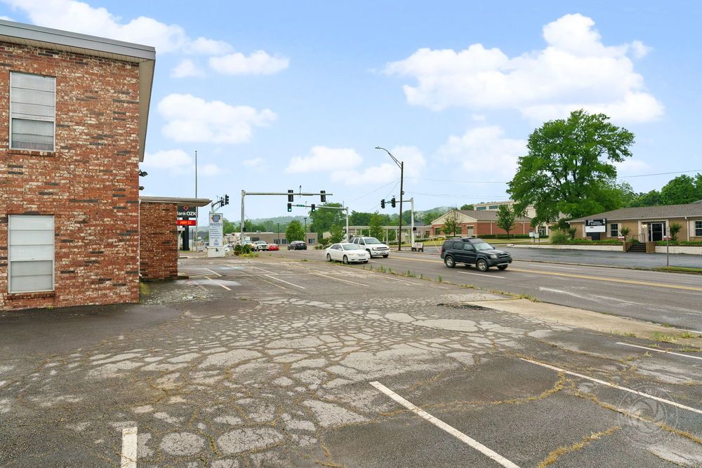 Office For Sale: 1500 Main St, Van Buren, AR 72956